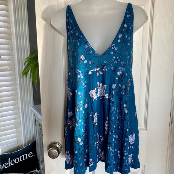 Kimchi Blue Tops - Kimchi Blue sexy, crisscrossing back top! Size M.